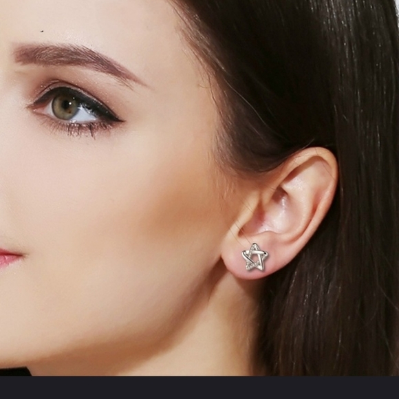 ⭐⭐Beautiful dainty Sterling Silver star studs⭐⭐ - Picture 2 of 7